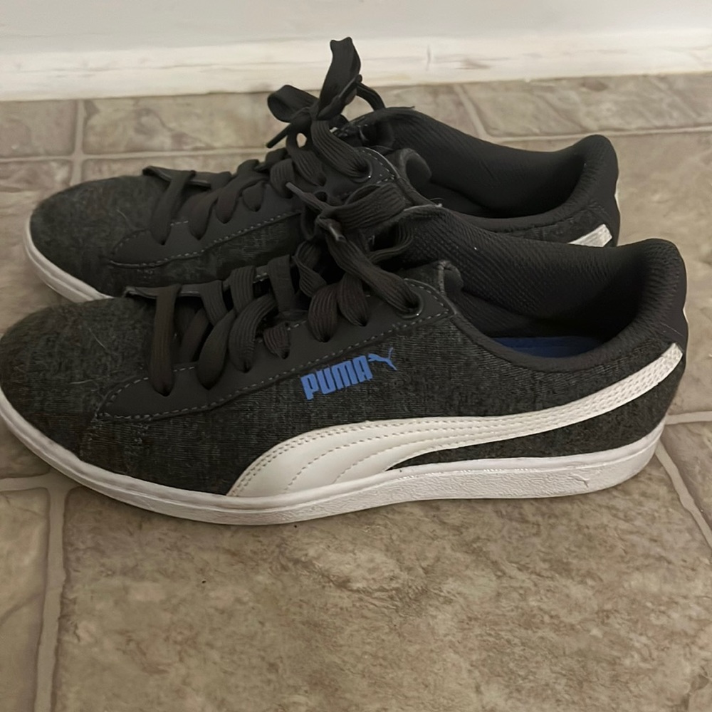 Like new- pumas. Womens 6.5